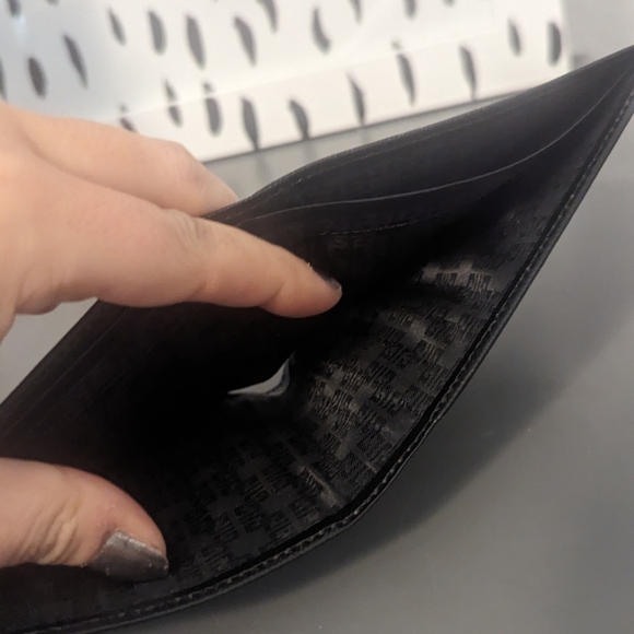 Authentic Brand New Givenchy wallet unisex - Picture 2 of 4